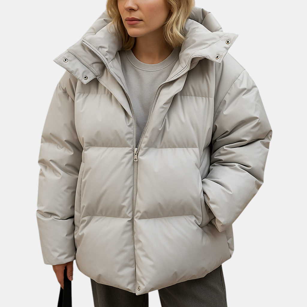 Lichtgewicht gewatteerde jas met capuchon voor dames, waterafstotend en flatterend. Ideaal voor casual wandelingen en stijlvolle winterdagen.