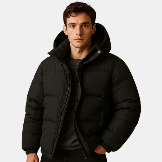 Gewatteerde pufferjas met capuchon voor heren, licht en warm met sportief design, ideaal voor koude winterdagen en outdooractiviteiten.