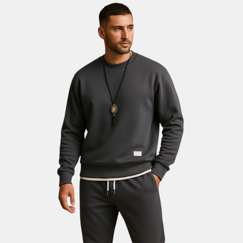 Joggingpak voor heren met sweater en jogging jeans, ideaal voor casual dagen en comfortabele momenten thuis of buiten.