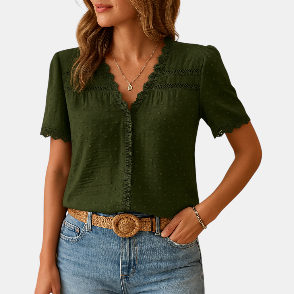 Elegante dames blouse met V-hals en kanten details in diverse kleuren, ideaal voor werk of speciale gelegenheden.