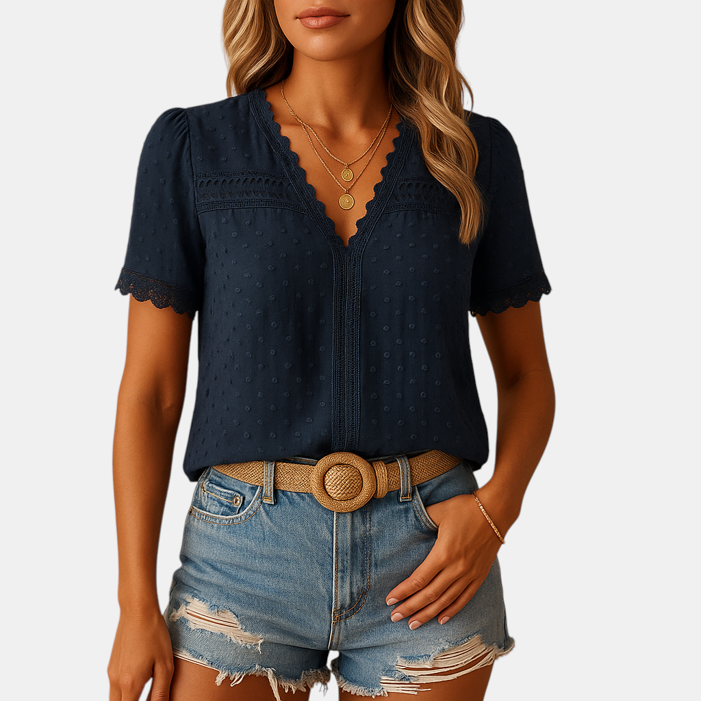 Elegante dames blouse met V-hals en kanten details in diverse kleuren, ideaal voor werk of speciale gelegenheden.