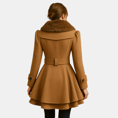 Lange winterjas voor dames met imitatiebont kraag en flatterend silhouet. Warm, stijlvol en ideaal voor dagelijks gebruik en bijzondere gelegenheden.