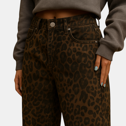 Slim fit damesjeans met luipaardprint in katoenen stretchstof, perfect voor casual en avondlooks.