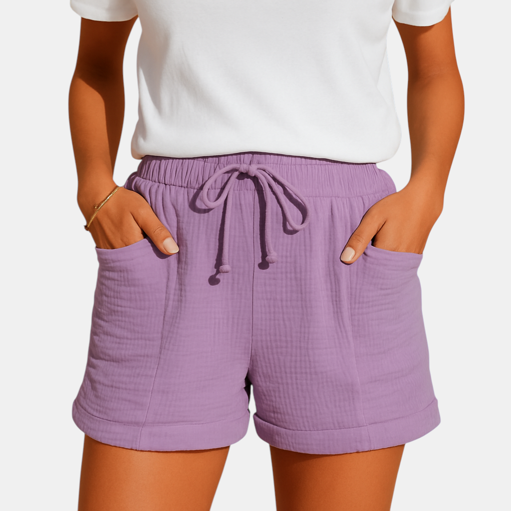 Dames zomershorts met elastische tailleband en zakken, gemaakt van lichtgewicht materiaal voor comfortabel en stijlvol zomergebruik.