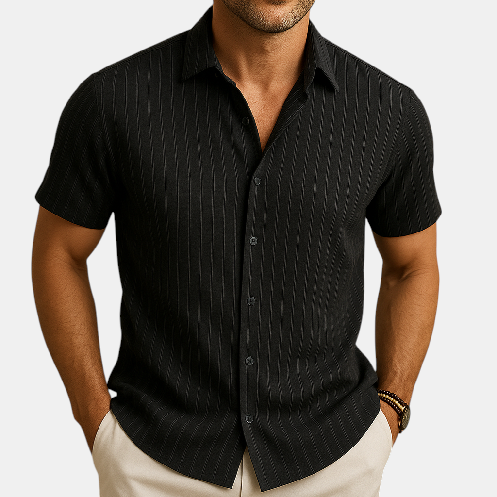 Luchtig herenoverhemd met korte mouwen en klassieke kraag, ideaal voor warme zomerdagen en casual gelegenheden.