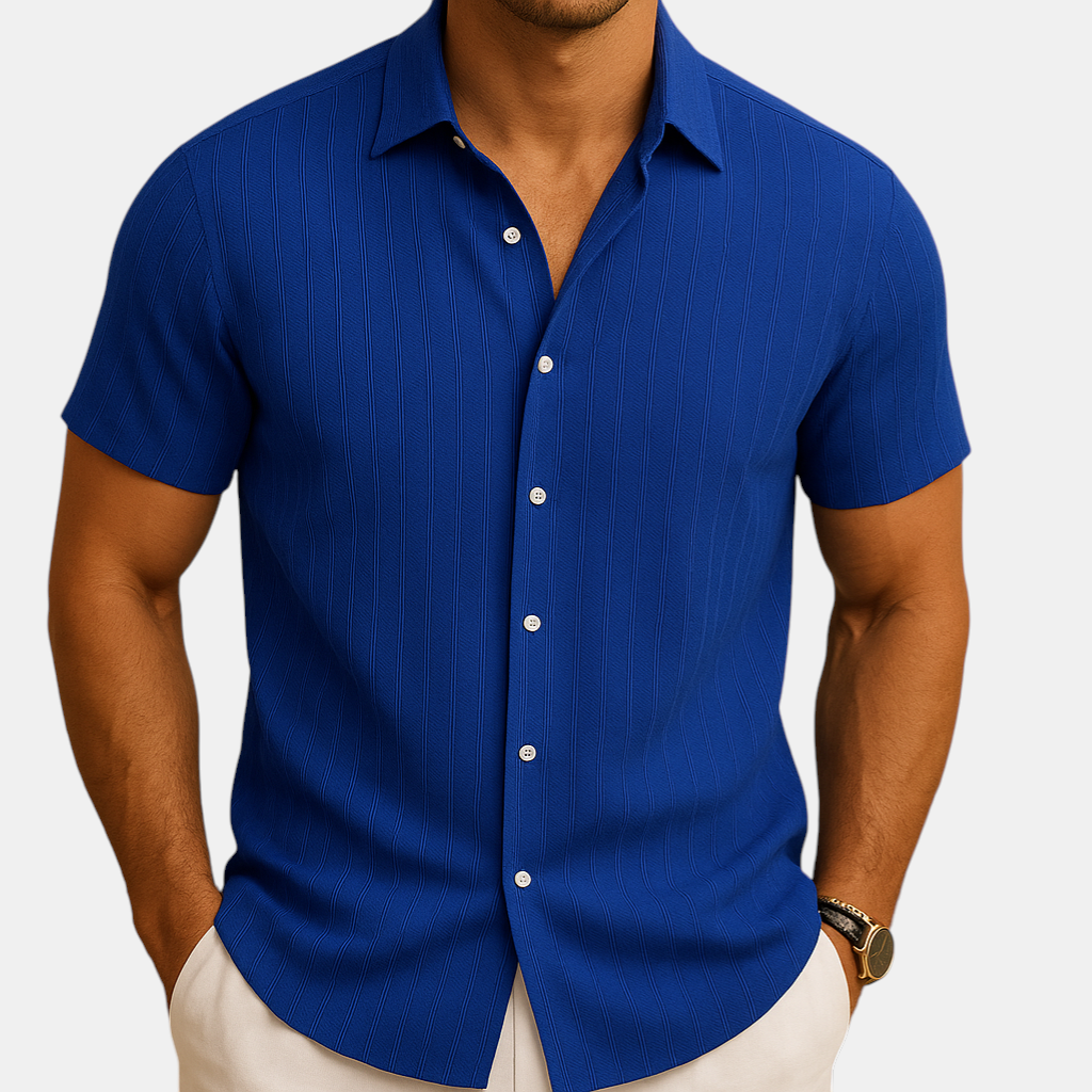 Luchtig herenoverhemd met korte mouwen en klassieke kraag, ideaal voor warme zomerdagen en casual gelegenheden.
