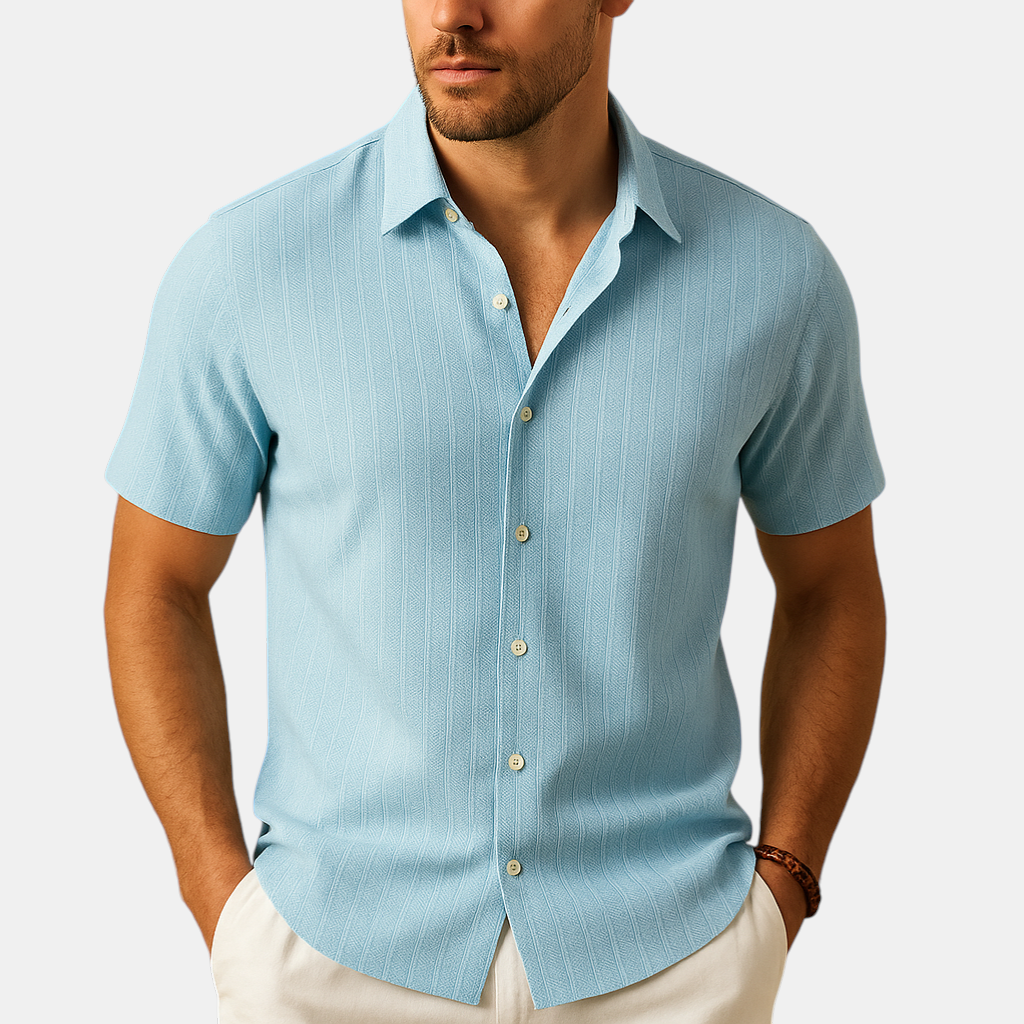 Luchtig herenoverhemd met korte mouwen en klassieke kraag, ideaal voor warme zomerdagen en casual gelegenheden.