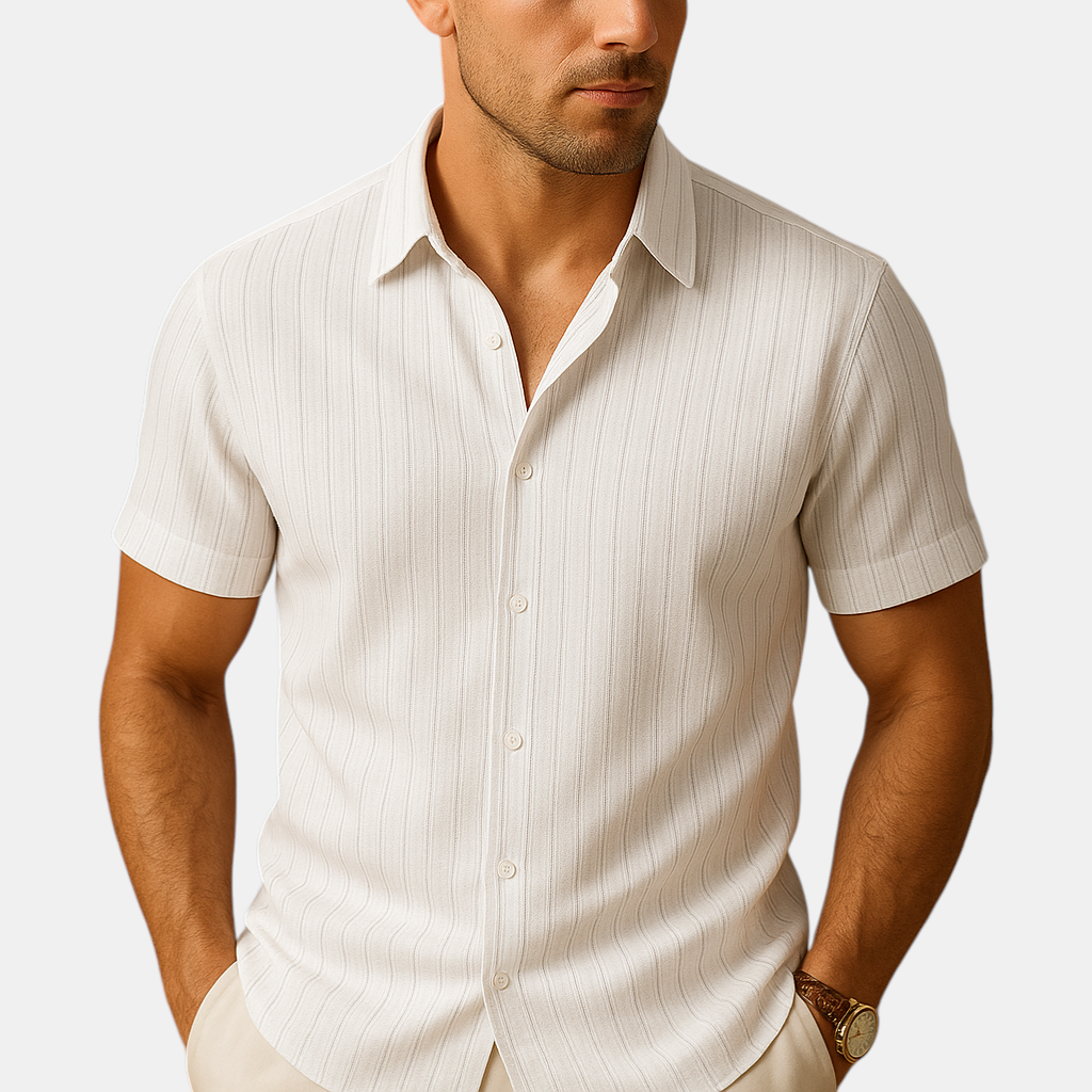 Luchtig herenoverhemd met korte mouwen en klassieke kraag, ideaal voor warme zomerdagen en casual gelegenheden.