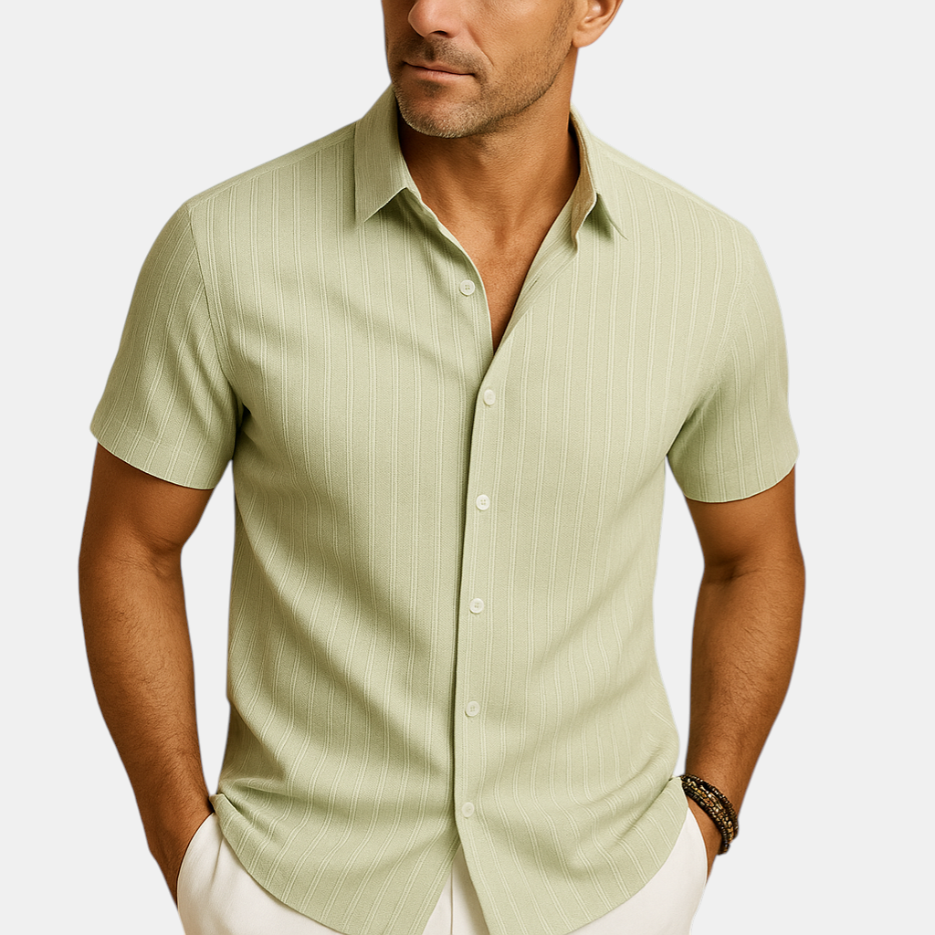 Luchtig herenoverhemd met korte mouwen en klassieke kraag, ideaal voor warme zomerdagen en casual gelegenheden.