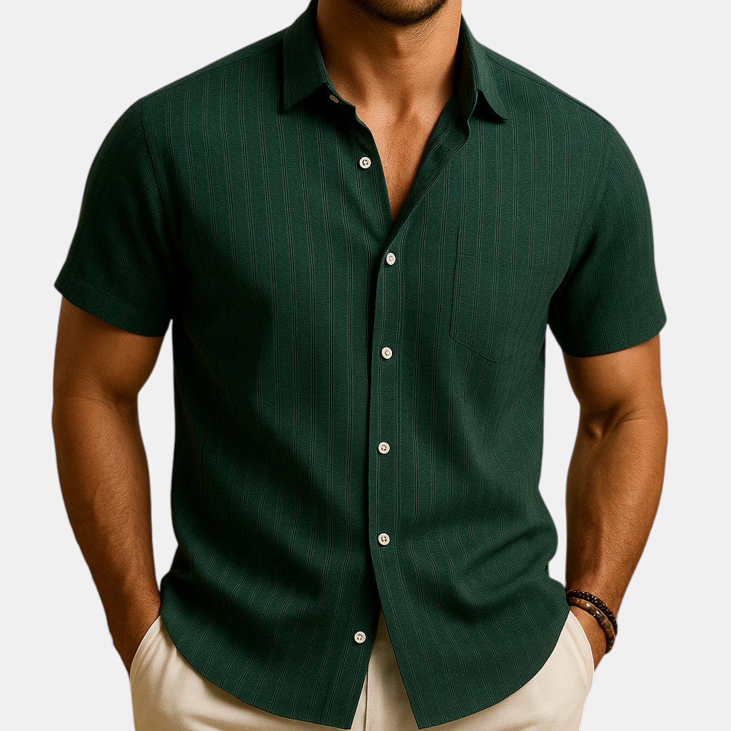 Luchtig herenoverhemd met korte mouwen en klassieke kraag, ideaal voor warme zomerdagen en casual gelegenheden.