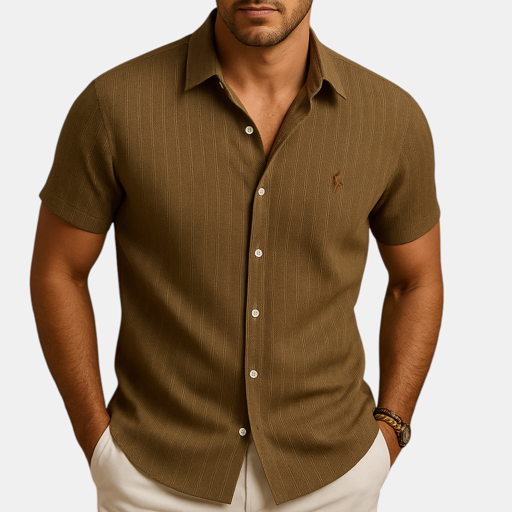 Luchtig herenoverhemd met korte mouwen en klassieke kraag, ideaal voor warme zomerdagen en casual gelegenheden.
