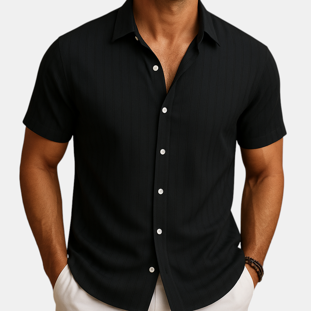 Luchtig herenoverhemd met korte mouwen en klassieke kraag, ideaal voor warme zomerdagen en casual gelegenheden.