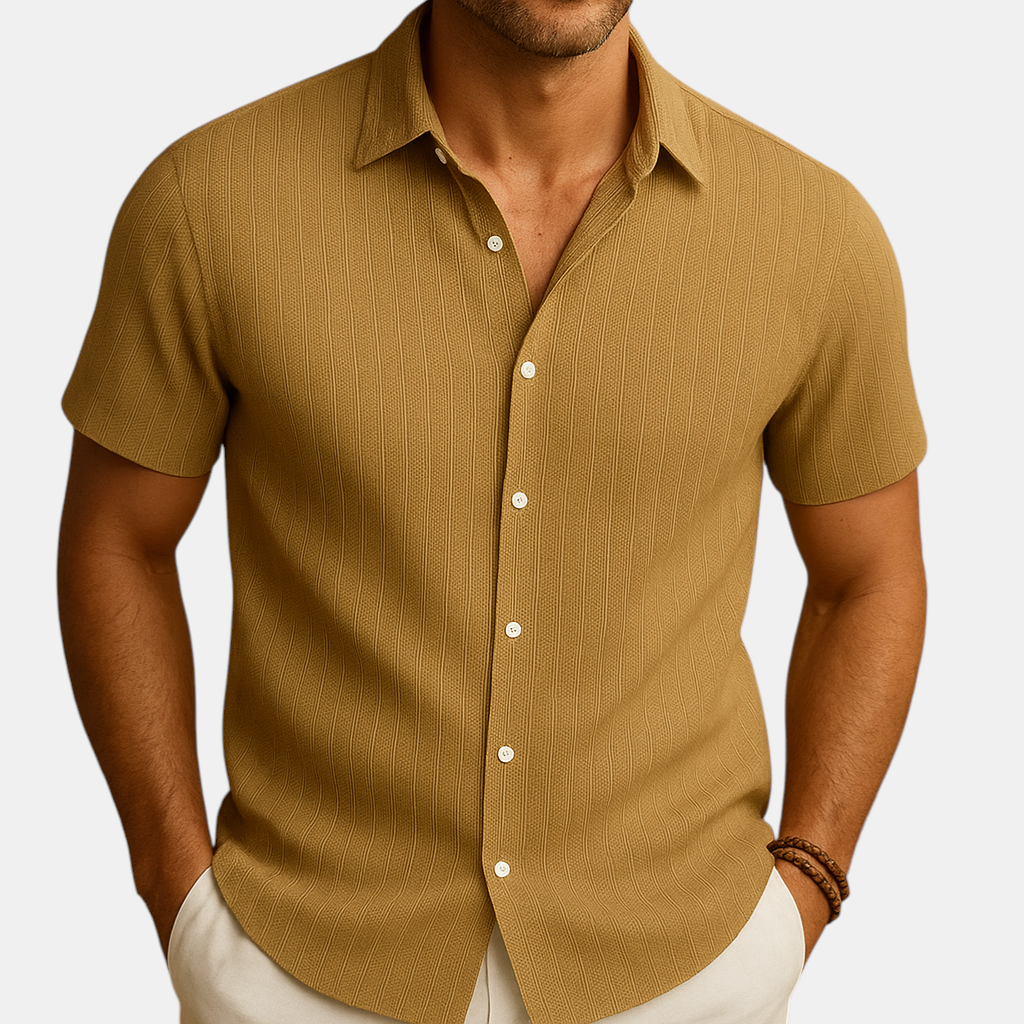 Luchtig herenoverhemd met korte mouwen en klassieke kraag, ideaal voor warme zomerdagen en casual gelegenheden.