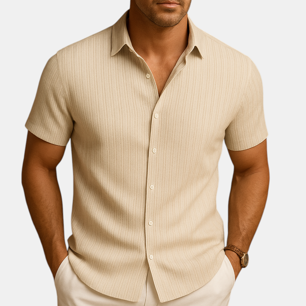 Luchtig herenoverhemd met korte mouwen en klassieke kraag, ideaal voor warme zomerdagen en casual gelegenheden.