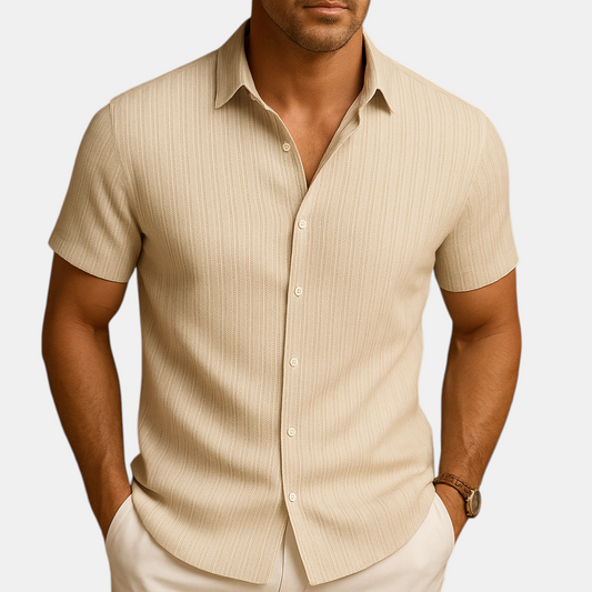 Luchtig herenoverhemd met korte mouwen en klassieke kraag, ideaal voor warme zomerdagen en casual gelegenheden.