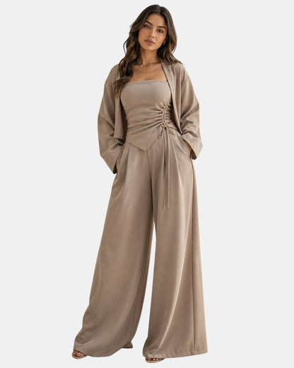 Luxen-Amsterdam beige strapless top met ruches en wijde pijpen broek, elegante tweedelige set.