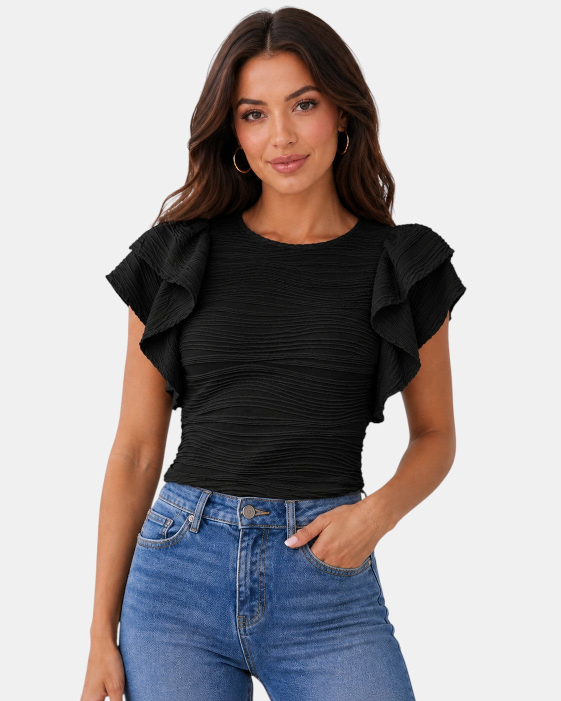 Luxen-Amsterdam Noor Ruffle Blouse in zwart met geplooide textuur en ruffle mouwen. Ronde hals.