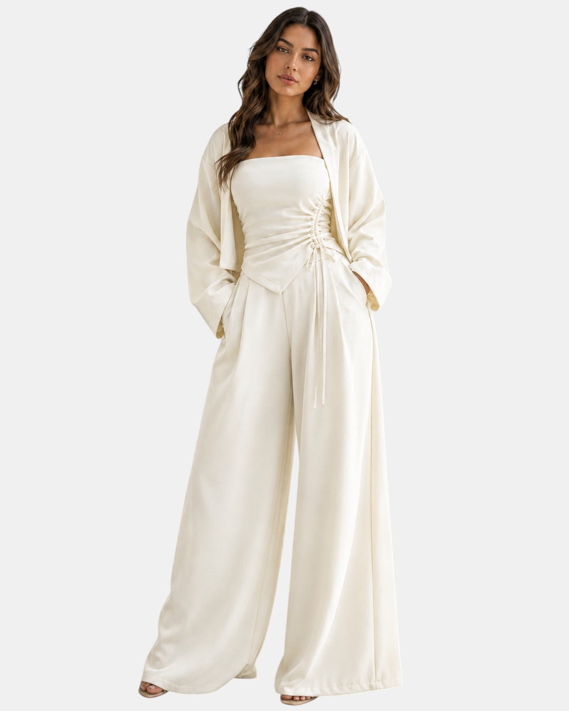 Luxen-Amsterdam off-white strapless ruched top met wijde pijpen broek en bijpassende openvallende jas. Elegante set.