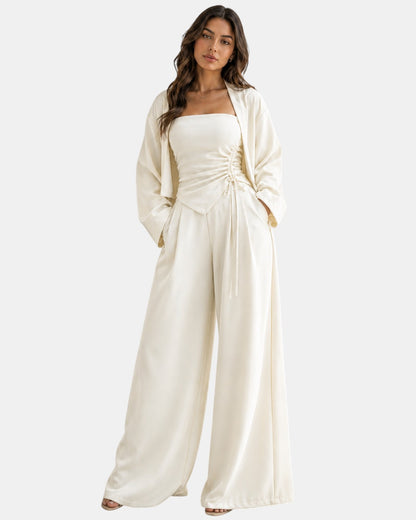 Luxen-Amsterdam off-white strapless ruched top met wijde pijpen broek en bijpassende openvallende jas. Elegante set.