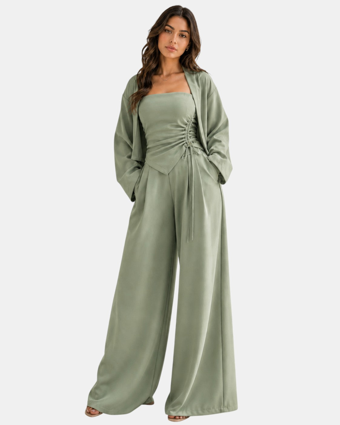 Luxen-Amsterdam Livia strapless tweedelige set in saliegroen met ruches en wijde pijpen broek.