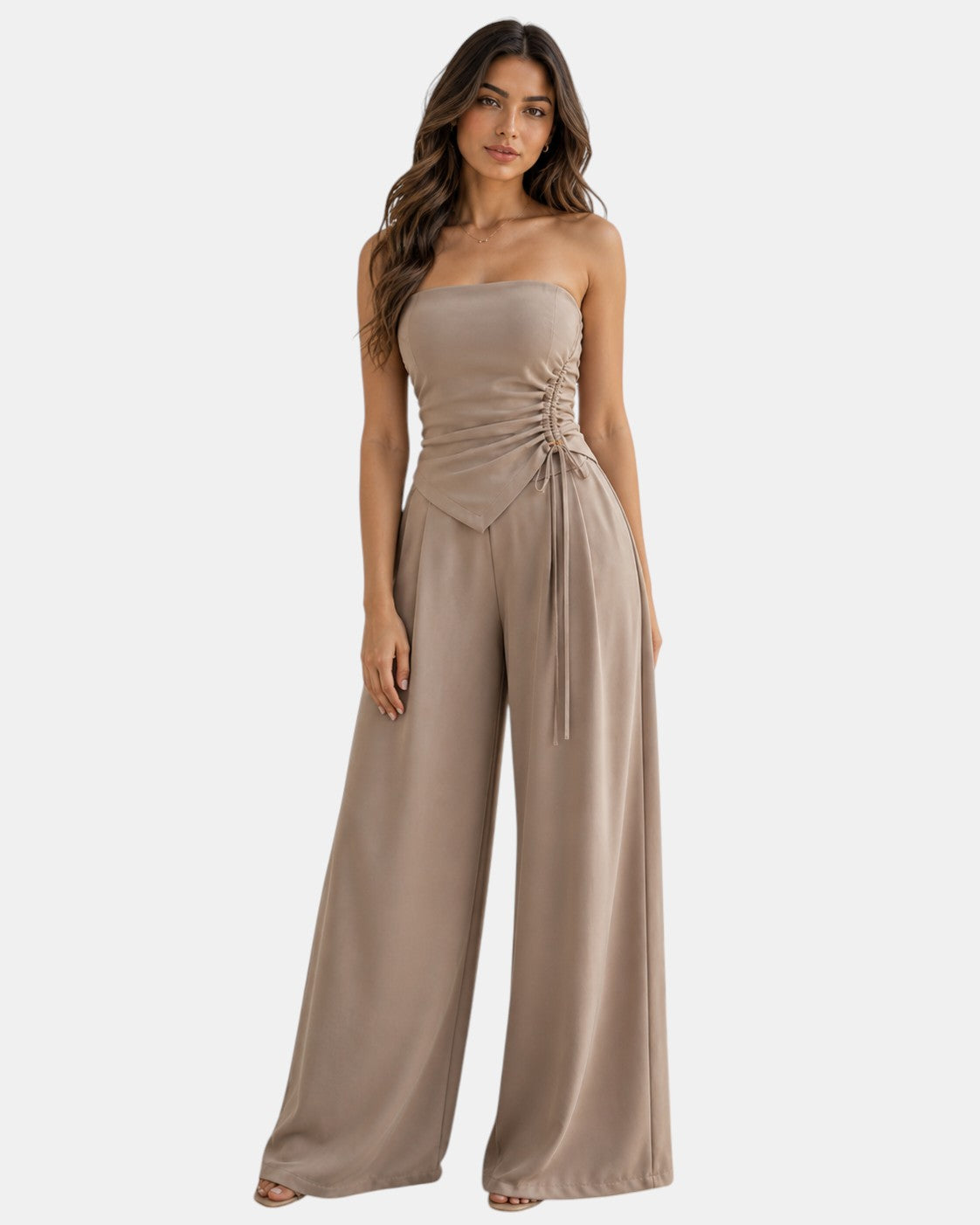 Luxen-Amsterdam taupe strapless top met ruches en wijde pijpen broek, verstelbaar strikdetail, elegante zomerse set.