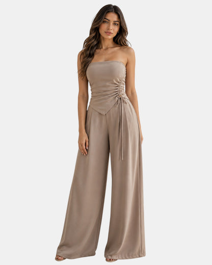 Luxen-Amsterdam taupe strapless top met ruches en wijde pijpen broek, verstelbaar strikdetail, elegante zomerse set.