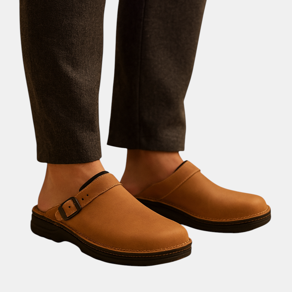 Comfortabele pantoffels voor heren met zachte binnenzool en stevige buitenzool, in de kleuren bruin, donkerbruin en zwart.