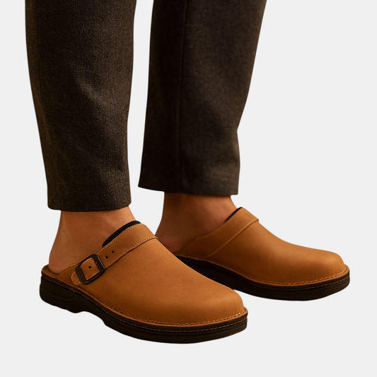 Comfortabele pantoffels voor heren met zachte binnenzool en stevige buitenzool, in de kleuren bruin, donkerbruin en zwart.