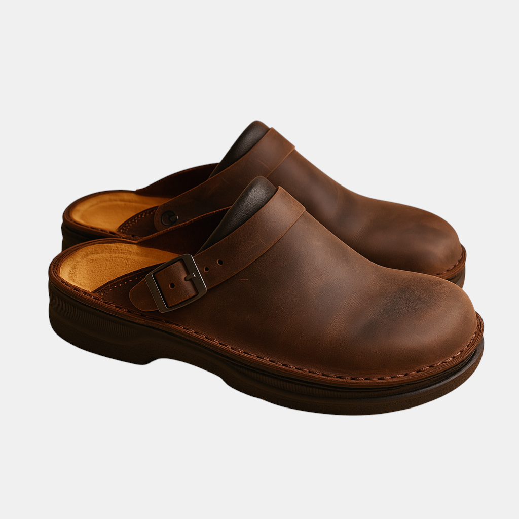 Comfortabele pantoffels voor heren met zachte binnenzool en stevige buitenzool, in de kleuren bruin, donkerbruin en zwart.