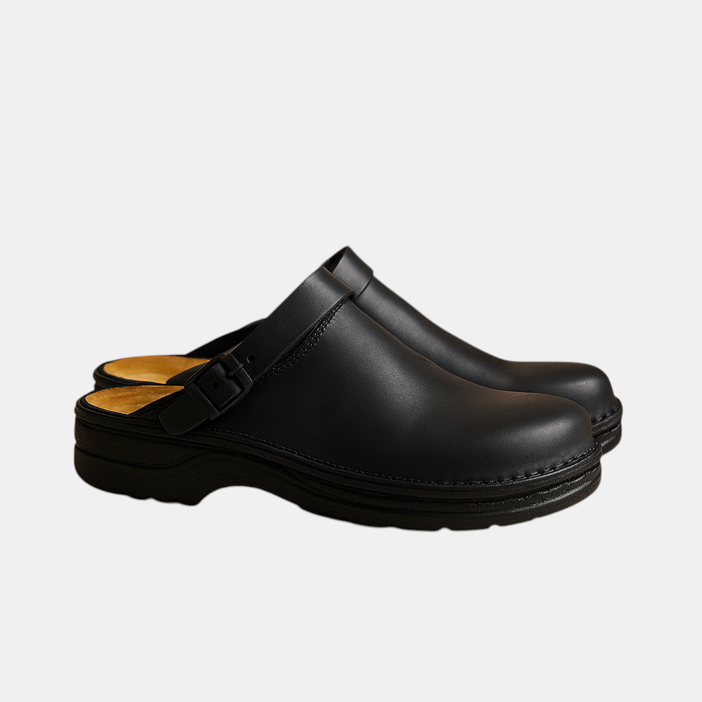 Comfortabele pantoffels voor heren met zachte binnenzool en stevige buitenzool, in de kleuren bruin, donkerbruin en zwart.
