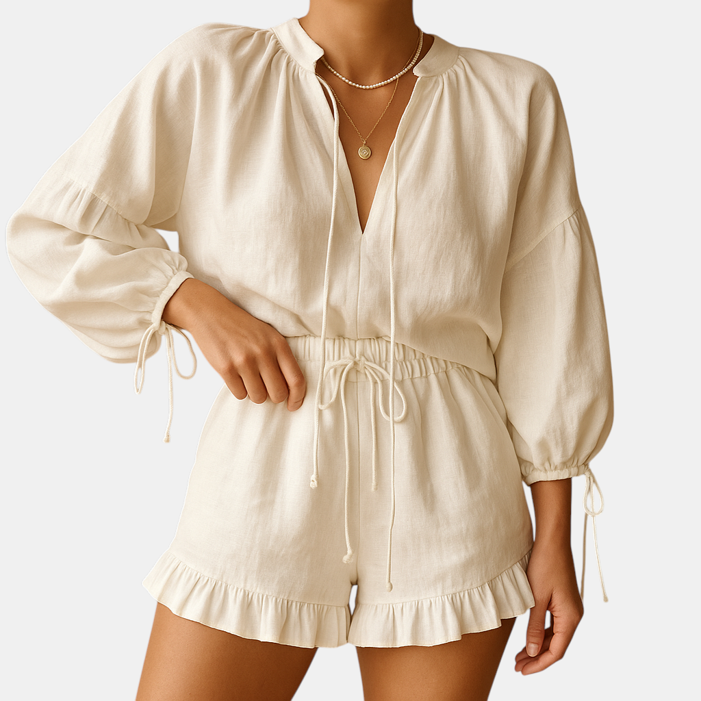 Dames set met V-hals top en short met ruches, perfect voor een stijlvolle en comfortabele zomerlook