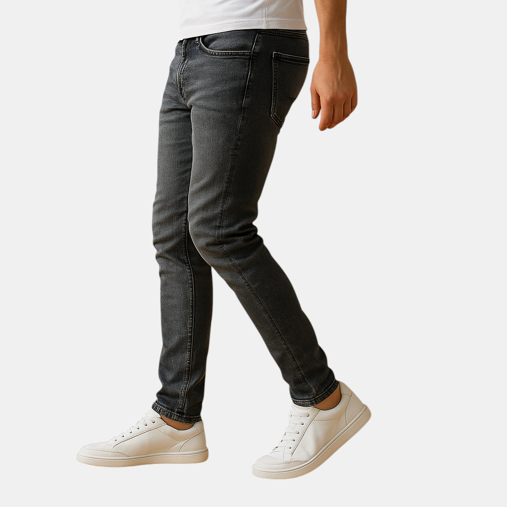 Slim fit herenjeans in blauw of grijs met gescheurd detail, gemaakt van duurzaam stretchdenim voor een stoere en comfortabele urban look.