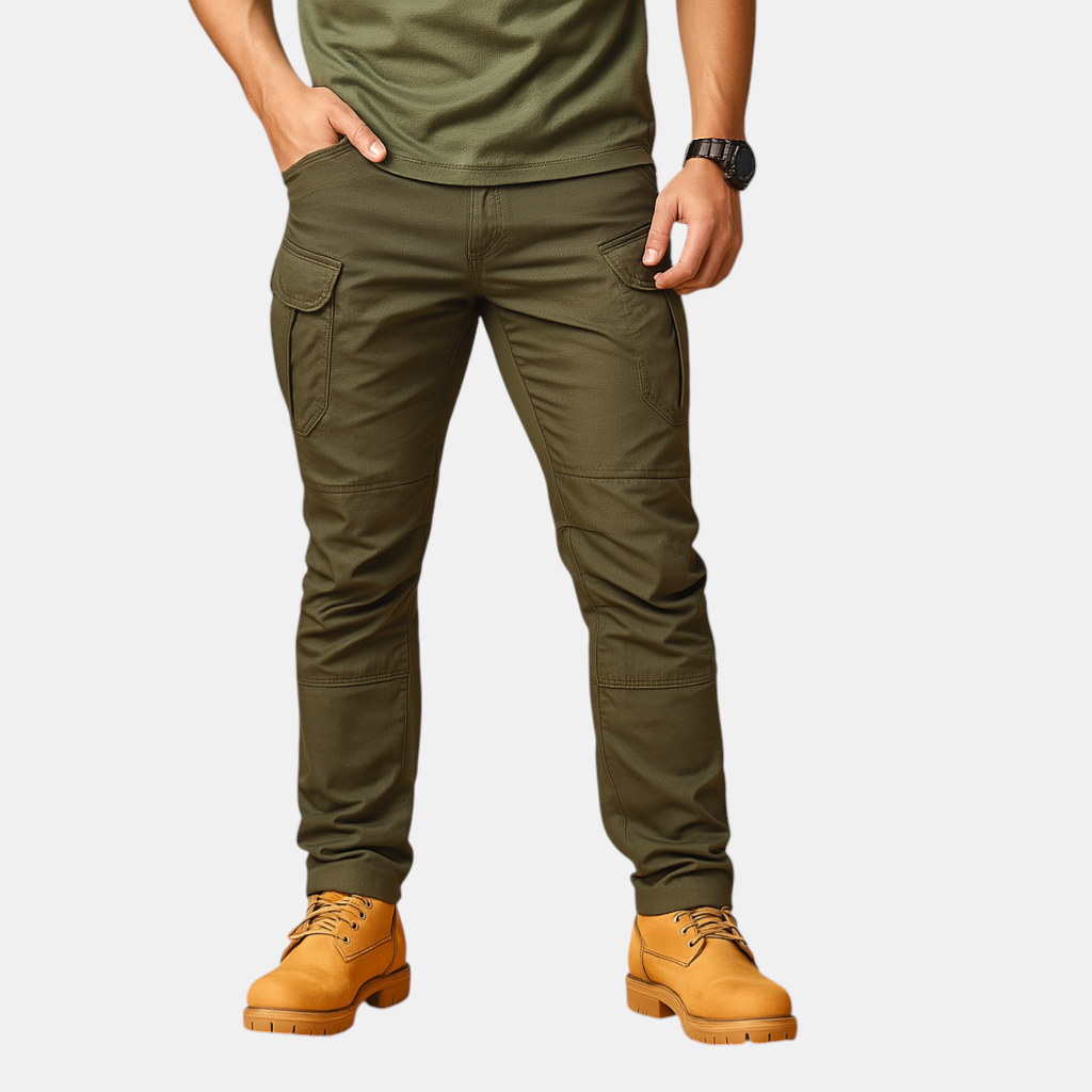 Tactische cargobroek voor heren in militaire stijl met meerdere zakken, ontworpen voor outdoor gebruik, survival en dagelijks comfort.