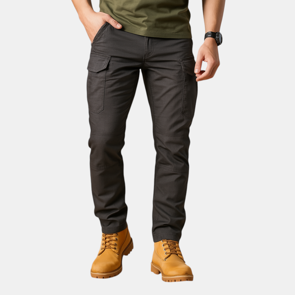 Tactische cargobroek voor heren in militaire stijl met meerdere zakken, ontworpen voor outdoor gebruik, survival en dagelijks comfort.