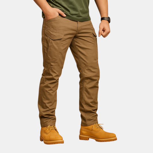 Tactische cargobroek voor heren in militaire stijl met meerdere zakken, ontworpen voor outdoor gebruik, survival en dagelijks comfort.