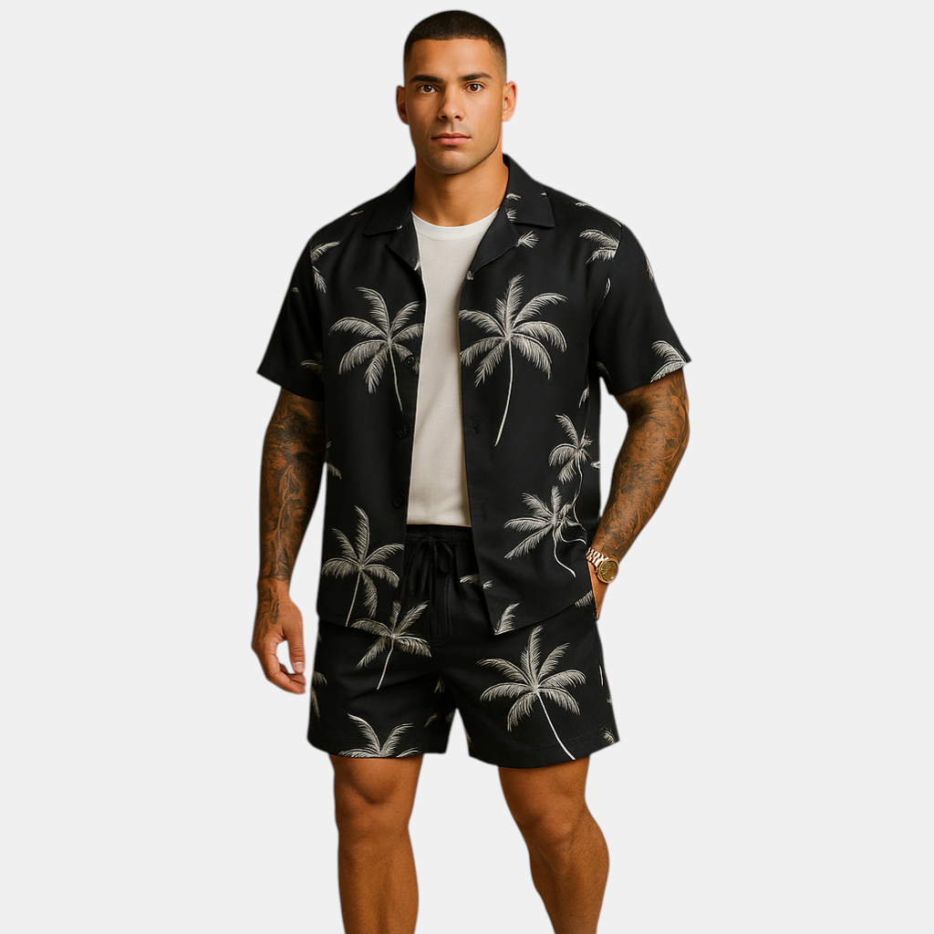 Zomerset voor heren met tropische palmbomen- en verenprint, perfect voor zonnige vakantiedagen en zomerse uitstapjes.