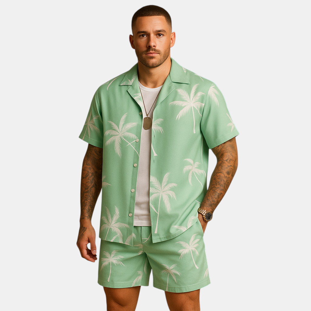 Zomerset voor heren met tropische palmbomen- en verenprint, perfect voor zonnige vakantiedagen en zomerse uitstapjes.