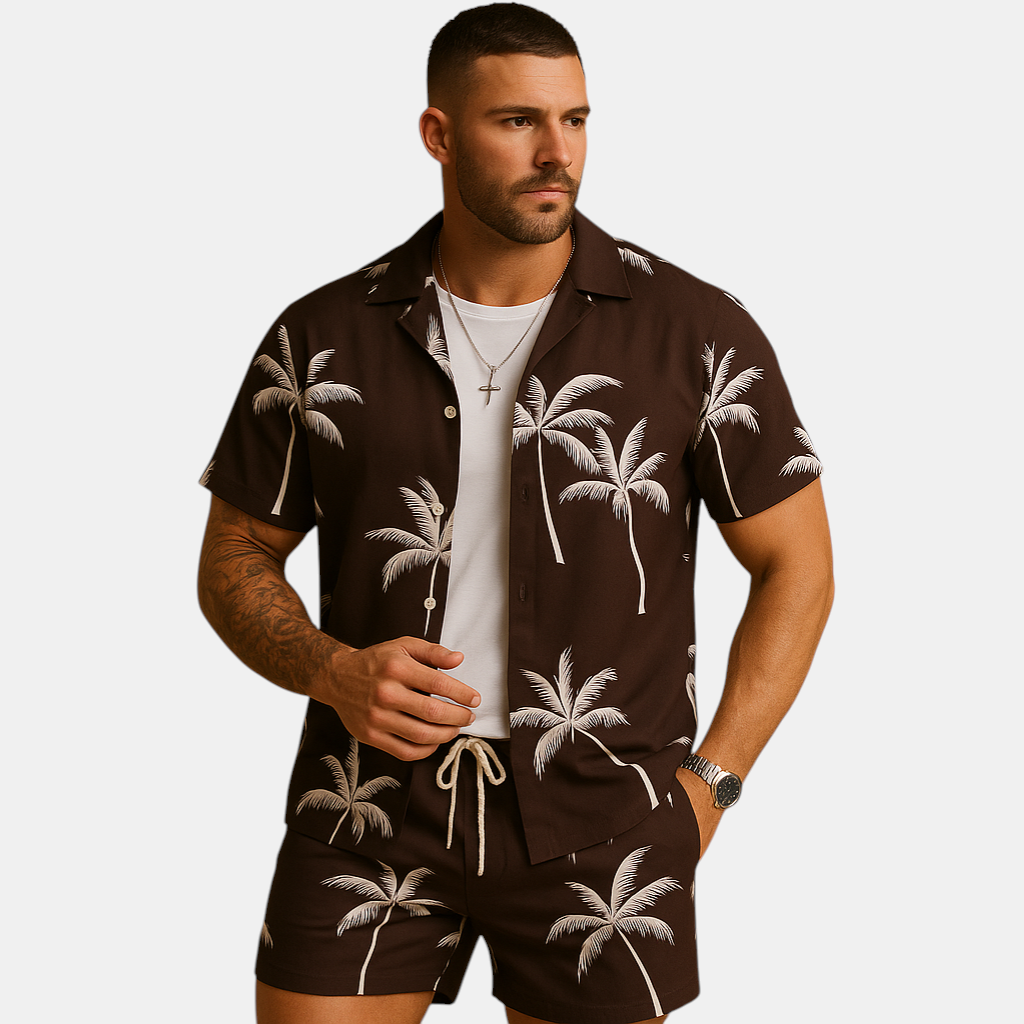 Zomerset voor heren met tropische palmbomen- en verenprint, perfect voor zonnige vakantiedagen en zomerse uitstapjes.