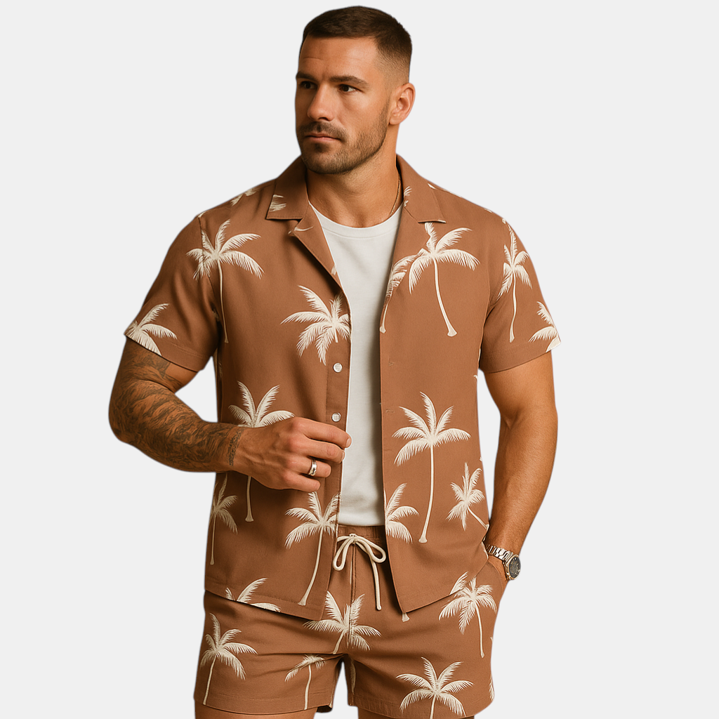 Zomerset voor heren met tropische palmbomen- en verenprint, perfect voor zonnige vakantiedagen en zomerse uitstapjes.