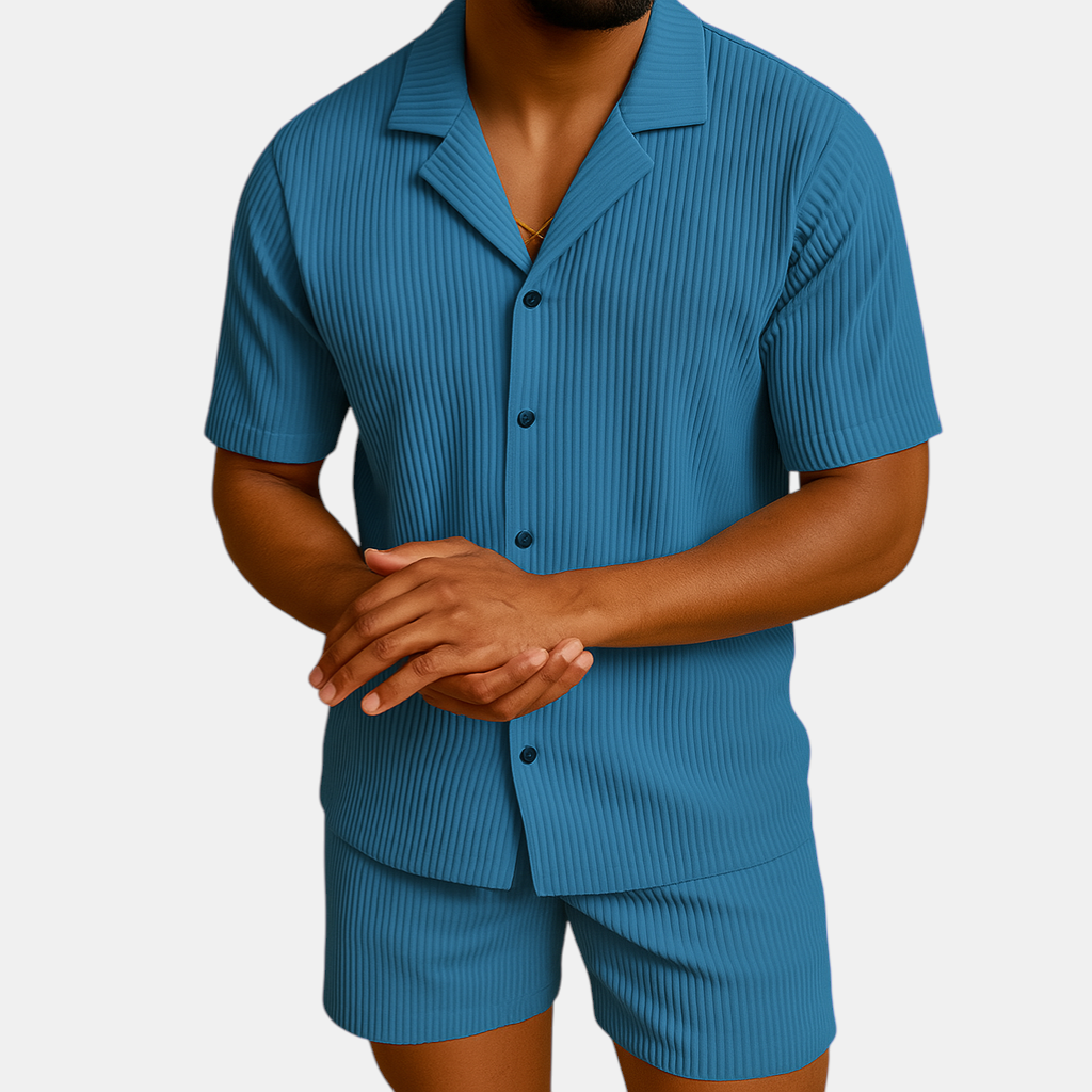 Tweedelige zomeroutfit voor heren met verfijnd design, elegante afwerking en comfortabele pasvorm, ideaal voor stijlvolle zomerse gelegenheden.