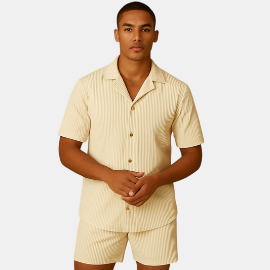 Tweedelige zomeroutfit voor heren met verfijnd design, elegante afwerking en comfortabele pasvorm, ideaal voor stijlvolle zomerse gelegenheden.