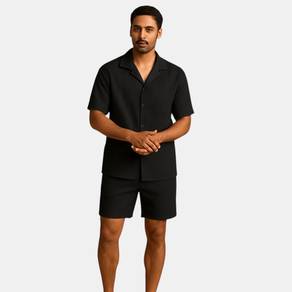 Tweedelige zomeroutfit voor heren met verfijnd design, elegante afwerking en comfortabele pasvorm, ideaal voor stijlvolle zomerse gelegenheden.