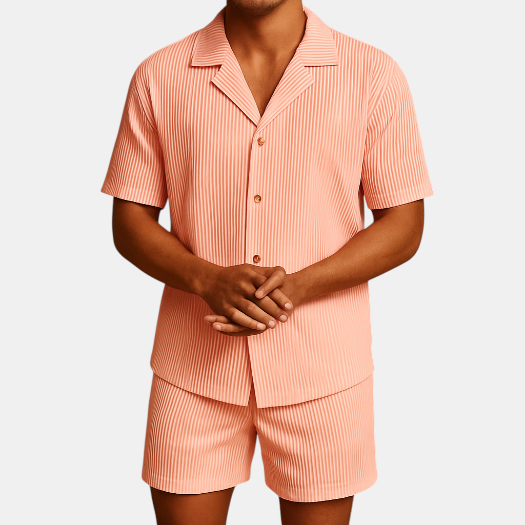 Tweedelige zomeroutfit voor heren met verfijnd design, elegante afwerking en comfortabele pasvorm, ideaal voor stijlvolle zomerse gelegenheden.