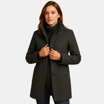 Zachte winterjas voor dames met relaxte pasvorm en tijdloze details. Elegant, warm en comfortabel, ideaal voor dagelijkse winterse gelegenheden.