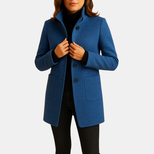 Zachte winterjas voor dames met relaxte pasvorm en tijdloze details. Elegant, warm en comfortabel, ideaal voor dagelijkse winterse gelegenheden.