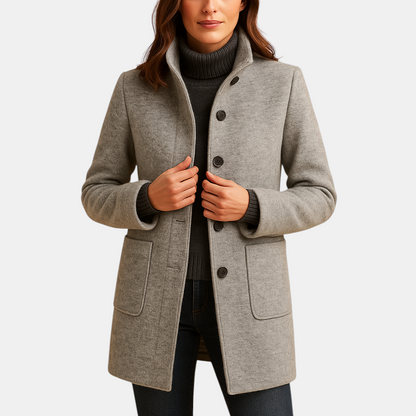 Zachte winterjas voor dames met relaxte pasvorm en tijdloze details. Elegant, warm en comfortabel, ideaal voor dagelijkse winterse gelegenheden.