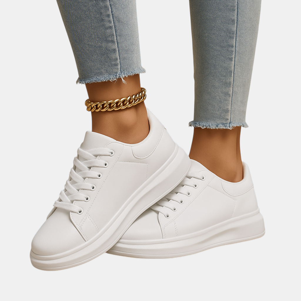 Witte dames sneakers met minimalistisch ontwerp, lage instap en comfortabele zachte binnenzool, ideaal voor dagelijks gebruik.