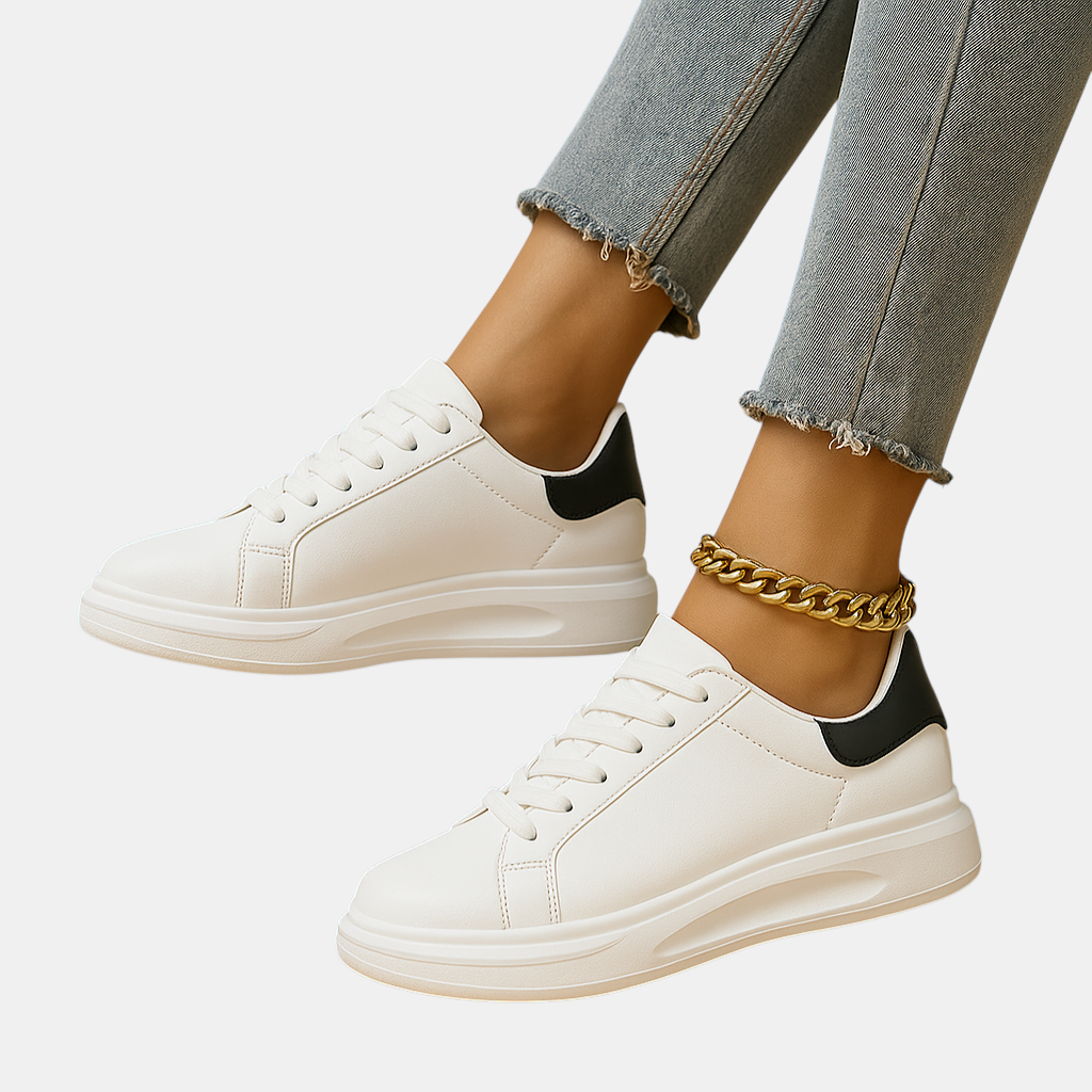 Witte dames sneakers met minimalistisch ontwerp, lage instap en comfortabele zachte binnenzool, ideaal voor dagelijks gebruik.
