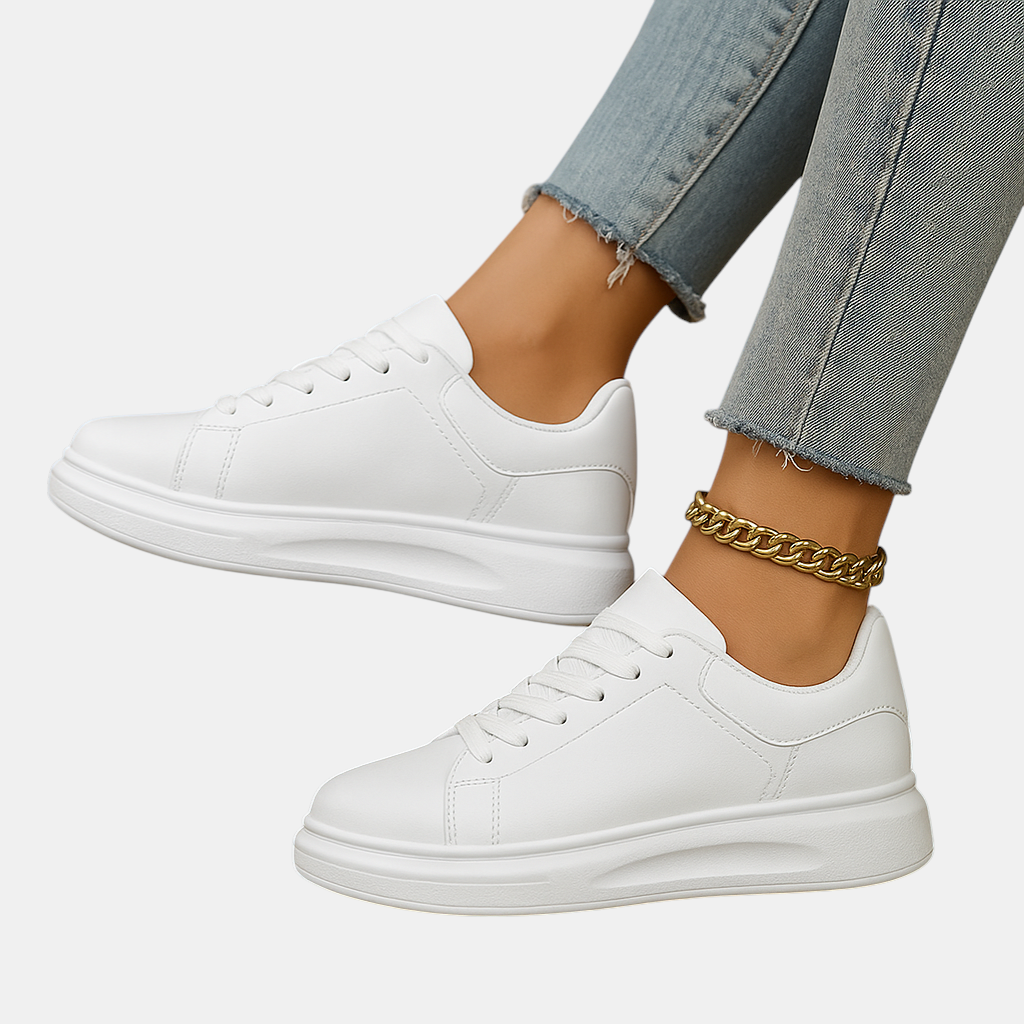 Witte dames sneakers met minimalistisch ontwerp, lage instap en comfortabele zachte binnenzool, ideaal voor dagelijks gebruik.