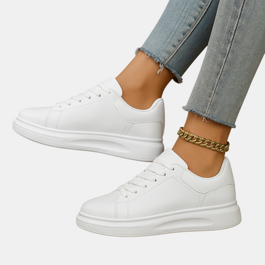 Witte dames sneakers met minimalistisch ontwerp, lage instap en comfortabele zachte binnenzool, ideaal voor dagelijks gebruik.